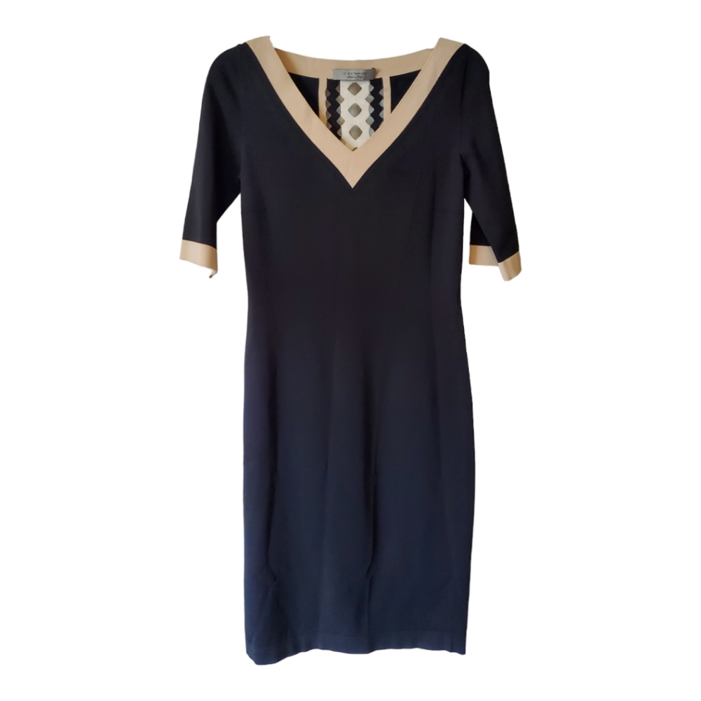 D. Exterior fitted black dress‎ with cut out detail